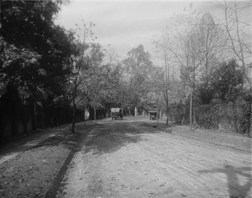 early dirt road in Roland Park