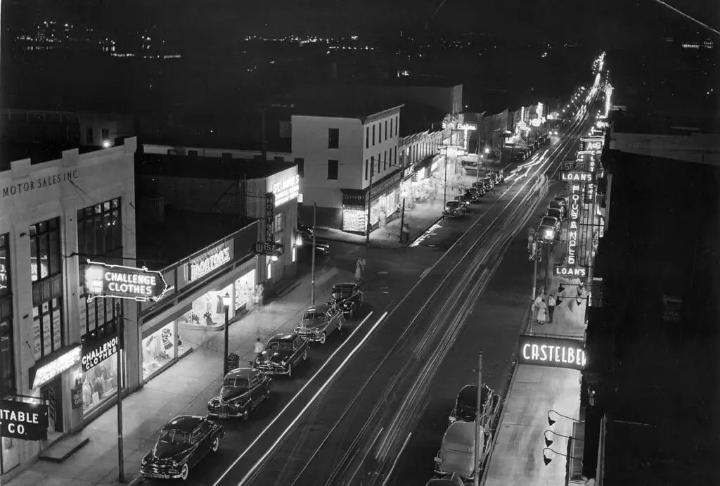 In this November 1950 picture Kniesche show a nighttime picture of the 3400 block of Eastern Avenue looking west in Highlandtown. (Robert F. Kniesche/Baltimore Sun)